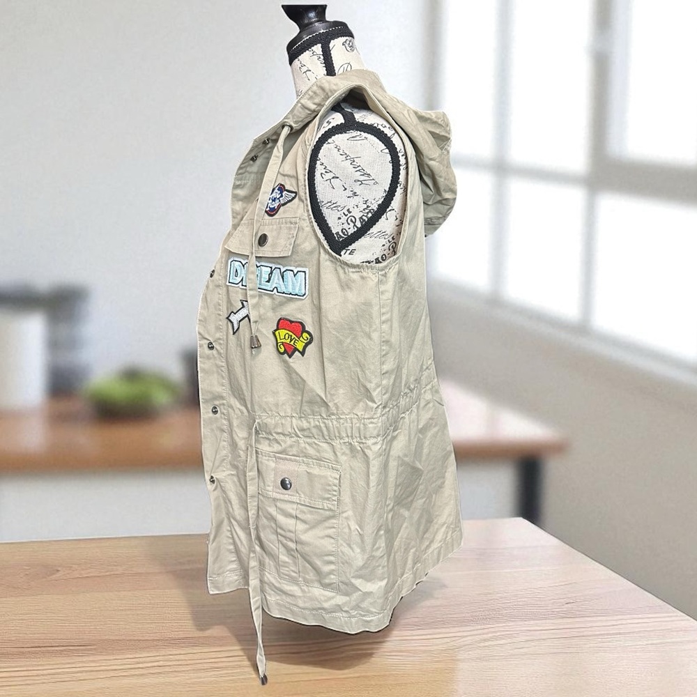 Romeo & Juliet Couture Hooded Vest with Varsity Patches NWT - Picture 6 of 12